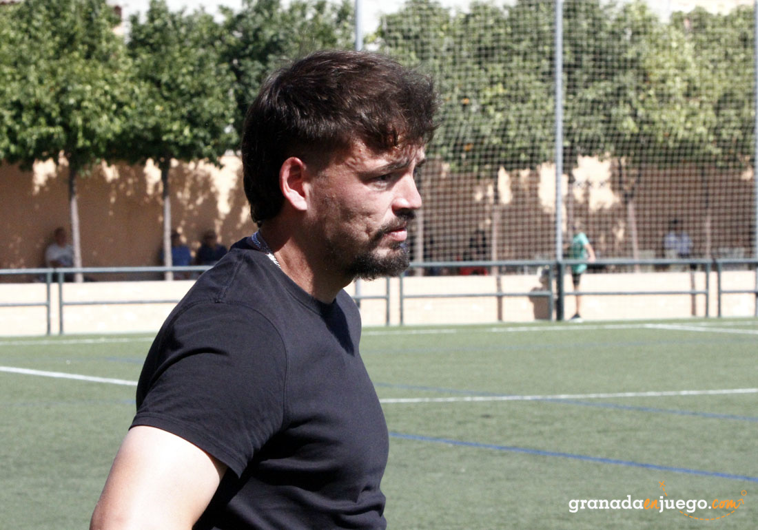 Chus Hevia, entrenador del CF Motril, durante un partido (J. PALMA)
