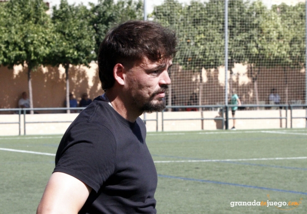 Chus Hevia, entrenador del CF Motril, durante un partido (J. PALMA)