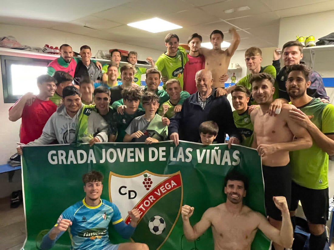 El Huétor Vega celebra la goleada y el final de la temporada (CD HUÉTOR VEGA (
