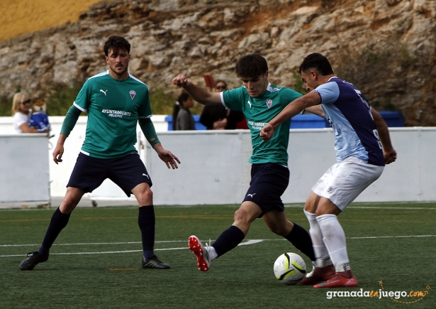 Atlético Monachil y Vandalia se emplearon con mucha intensidad (J. PALMA) Atlético Monachil y Vandalia se emplearon con mucha intensidad (J. PALMA)