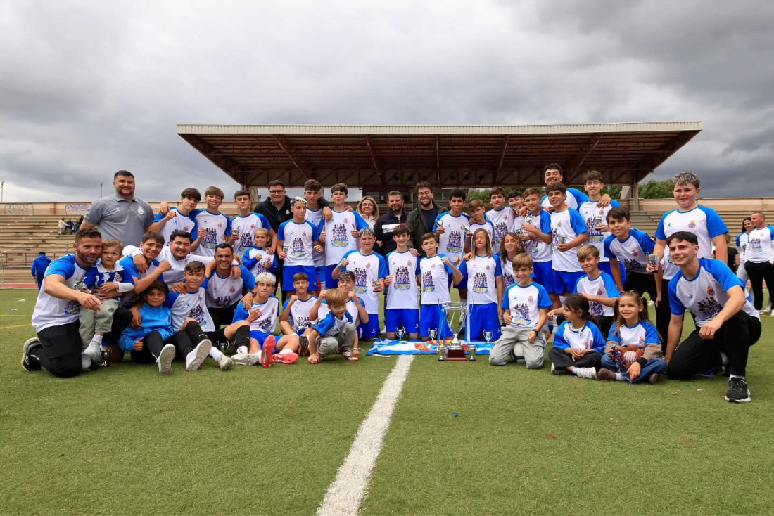 El Español Albolote recibió su trofeo como campeón de liga (ESPAÑOL ALBOLOTE)
