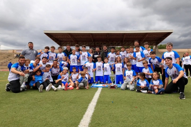 El Español Albolote recibió su trofeo como campeón de liga (ESPAÑOL ALBOLOTE) El Español Albolote recibió su trofeo como campeón de liga (ESPAÑOL ALBOLOTE)