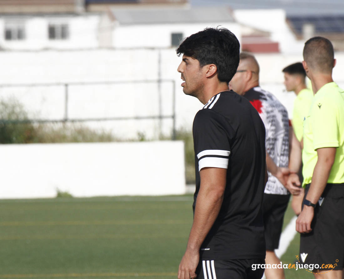 Adolfo Martínez, entrenador del Granada C, durante un encuentro (J. PALMA)