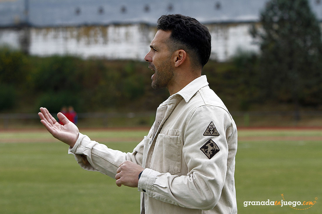 Javier Vilaseca, entrenador de la UD Maracena, durante el encuentro ante el Loja CD (J. PALMA)