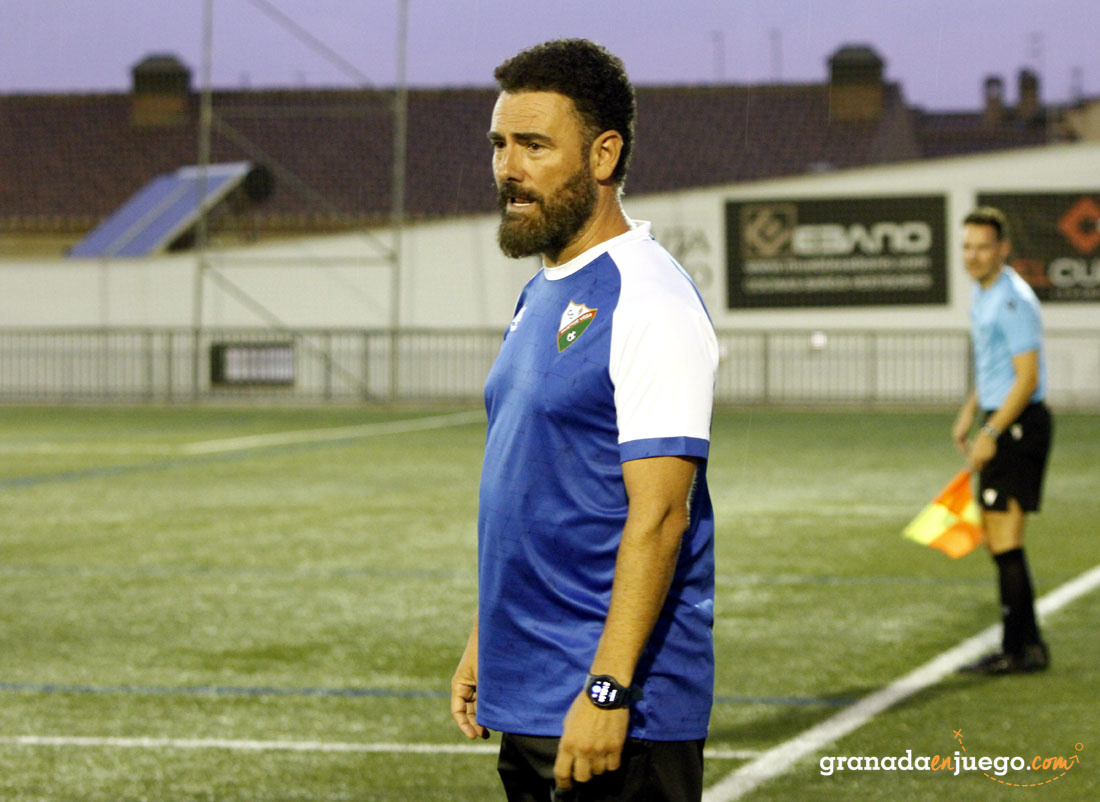 Manuel Moreno `Rizos`, entrenador del CD Huétor Vega, en un momento de un partido (J. PALMA)