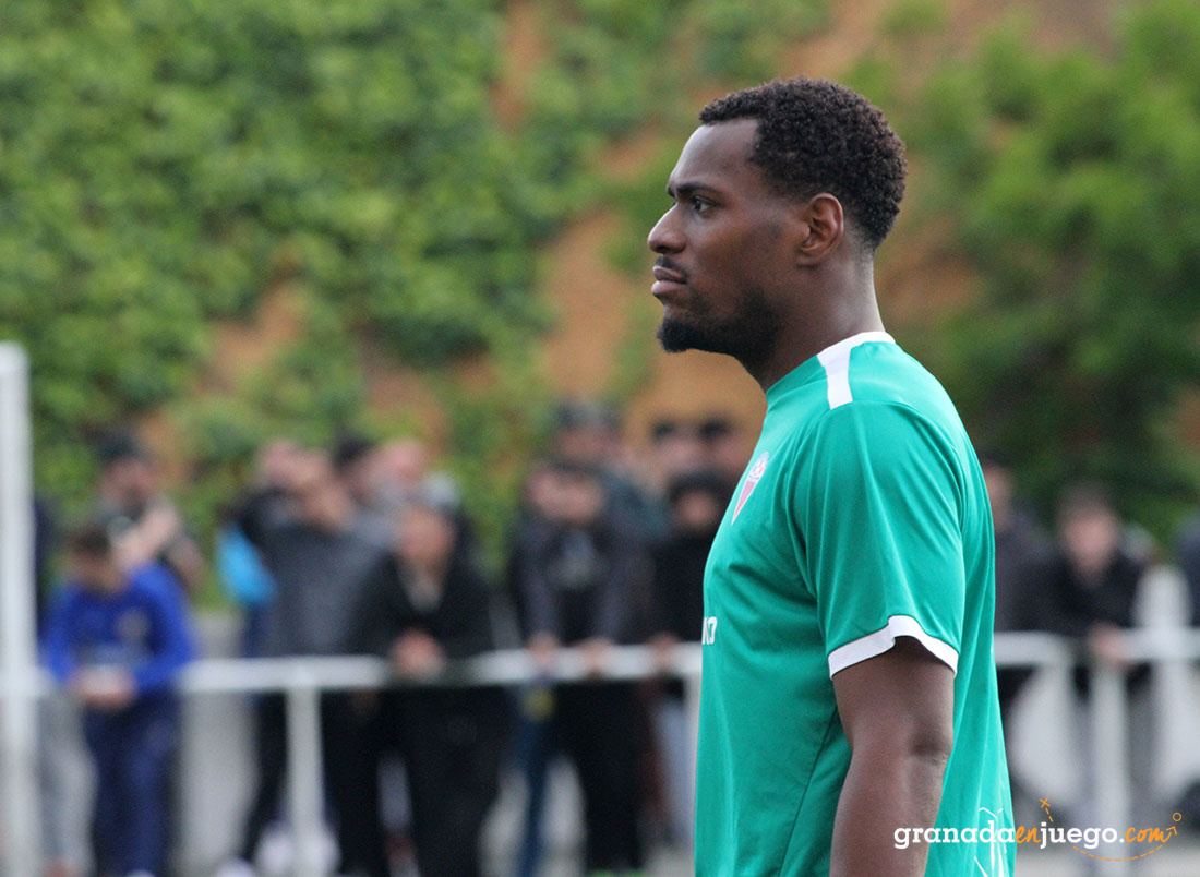 Marcley, jugador del Vandalia de Peligros, en el partido ante el Atl. Monachil (J. PALMA)
