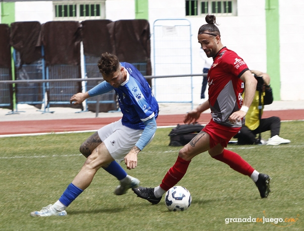 David Aguilar, jugador del Loja CD, en una acción del partido ante la UD Maracena (J. PALMA)