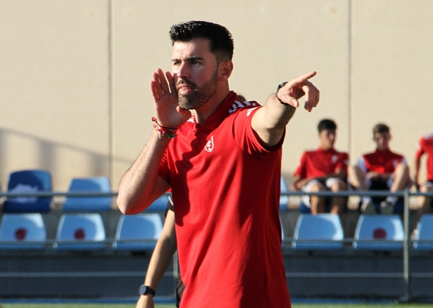 Sergio Ortiz, entrenador del Granada CF juvenil, da instrucciones a sus jugadores (J. PALMA)
