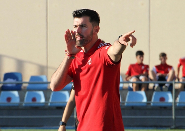 Sergio Ortiz da instrucciones durante el choque ante el Valencia (J. PALMA) Sergio Ortiz da instrucciones durante el choque ante el Valencia (J. PALMA)