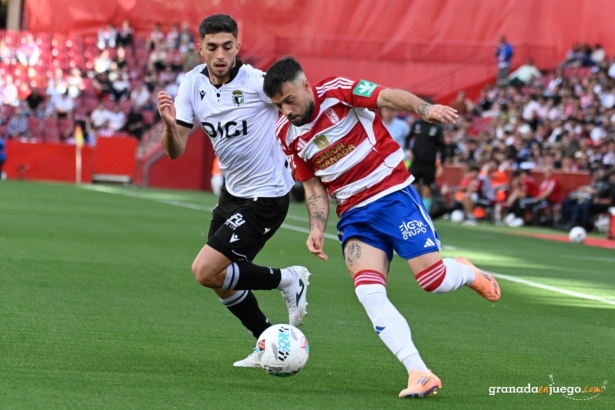 Arnáiz pugna por Lizancos en un lance del encuentro (J.M. BALDOMERO)