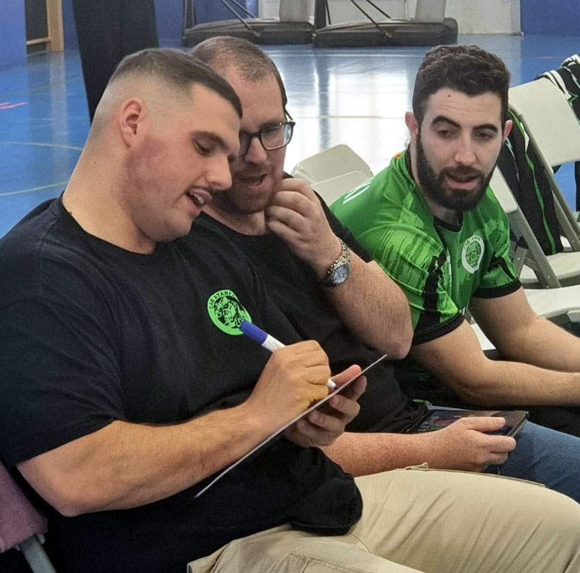 Edu Manzano, en primer plano, en el partido ante el conjunto malagueño (J. ROSILLO)