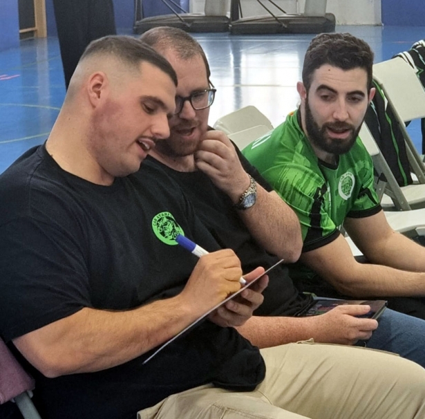 Edu Manzano, en primer plano, en el partido ante el conjunto malagueño (J. ROSILLO)