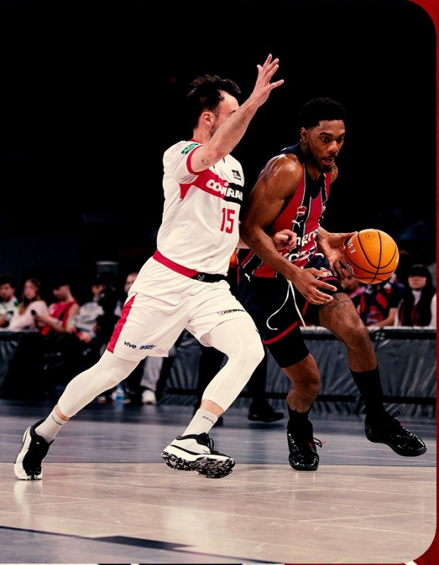 Lluís Costa defiende a un jugador baskonista (KOSNER BASKONIA) Lluís Costa defiende a un jugador baskonista (KOSNER BASKONIA)
