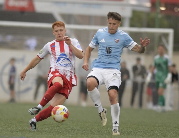 El juvenil Toro, que jugó como titular, en una acción del encuentro ante la UD Torre del Mar (GPMEDIA)