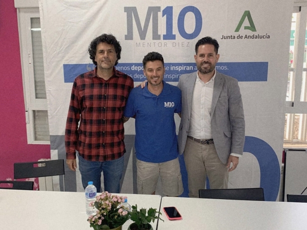 El atleta Juan Bautista Castilla `Chamba` ha protagonizado una actividad del programa Mentor 10 de la Junta de Andalucía en el IES Montes Orientales de la que ha sido testigo el delegado de Cultura y Deporte, David Rodríguez (JUNTA) El atleta Juan Bautista Castilla `Chamba` ha protagonizado una actividad del programa Mentor 10 de la Junta de Andalucía en el IES Montes Orientales de la que ha sido testigo el delegado de Cultura y Deporte, David Rodríguez (JUNTA)