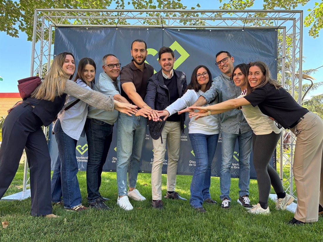 El diputado provincial de Deportes e Instalaciones Deportivas, Eric Escobedo, junto a los organizadores del evento, Iván Casado y Laureano Sánchez durante la presentación de este evento (DIPGRA)