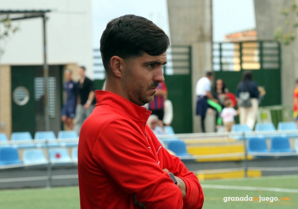 Julio Franco, entrenador del Vandalia de Peligros, durante un partido (J. PALMA)