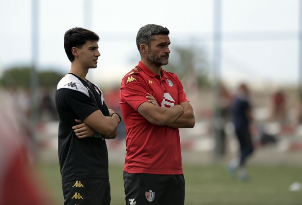 Jorge Molina, entrenador del Arenas de Armilla, en el calentamiento de su equipo (GP MEDIA) Jorge Molina, entrenador del Arenas de Armilla, en el calentamiento de su equipo (GP MEDIA)