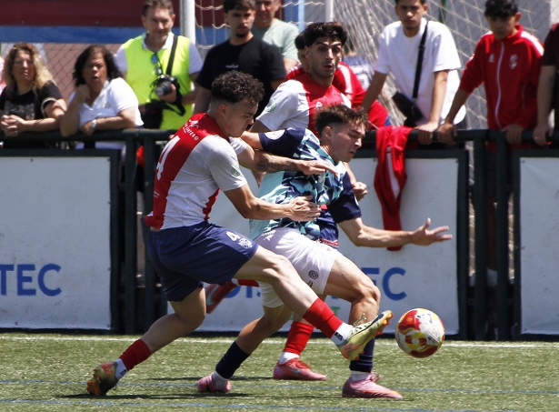 Aarón, futbolista del Churriana CF, en una jugada del encuentro ante el CF Motril (J. PALMA)