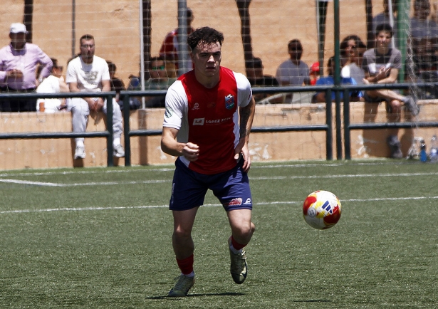 Aarón, jugador del Churriana CF, controla el balón (J. PALMA)