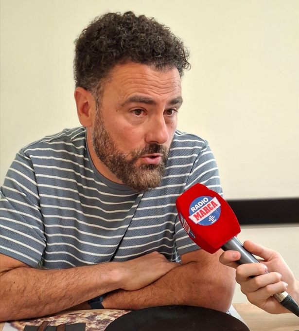 Manuel Moreno `Rizos` en un momento de la entrevista en Pizzería Vulcano Manuel Moreno `Rizos` en un momento de la entrevista en Pizzería Vulcano