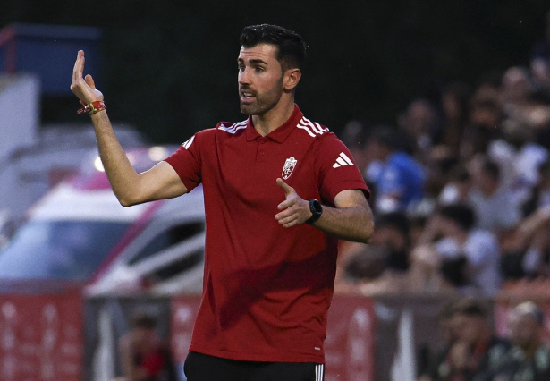 Sergio Ortiz, entrenador del Granada CF juvenil, da instrucciones a sus jugadores en las semifinales de la Copa de Campeones disputada en Alcalá de Henares (LOF) Sergio Ortiz, entrenador del Granada CF juvenil, da instrucciones a sus jugadores en las semifinales de la Copa de Campeones disputada en Alcalá de Henares (LOF)