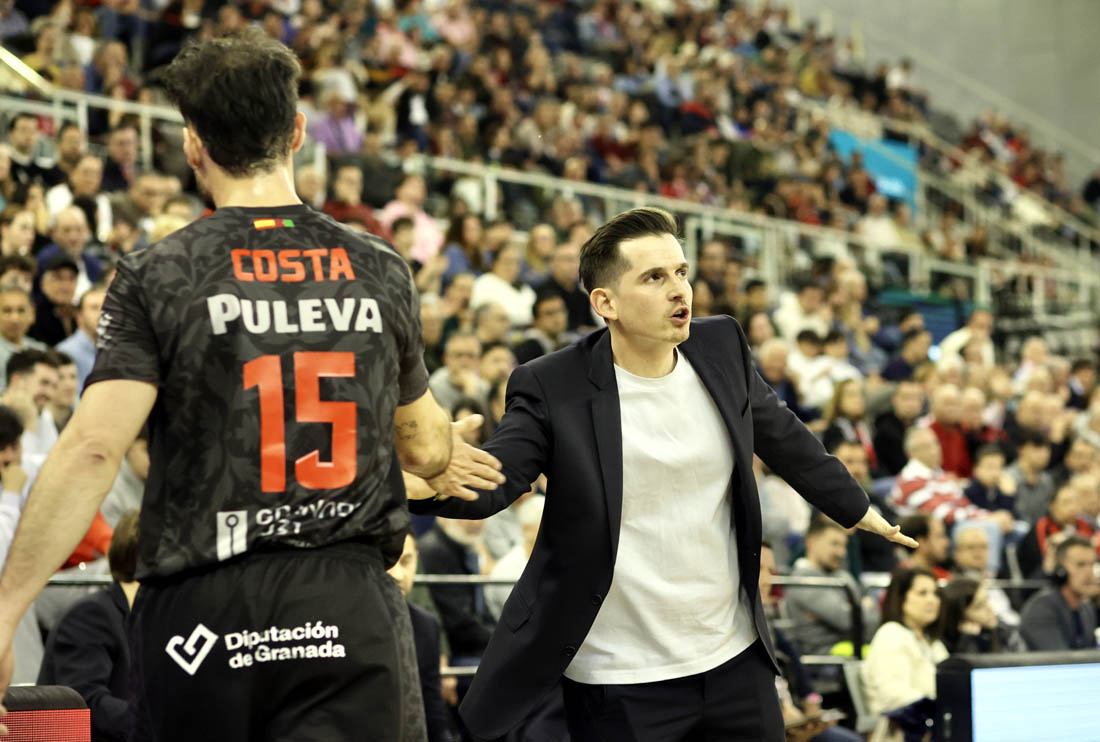 Arturo Ruiz saluda a Costa en el partido ante Lleida en el Palacio de Deportes (GP MEDIA)