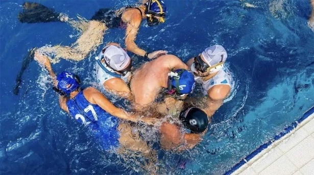 El CD Escualos de Granada practica el rugby submarino (CD ESCUALOS) El CD Escualos de Granada practica el rugby submarino (CD ESCUALOS)