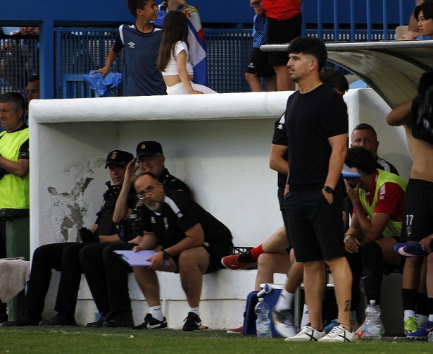 Leví Cantero, entrenador del Churriana CF, durante el encuentro en Motil (J. P. MARTÍNEZ)
