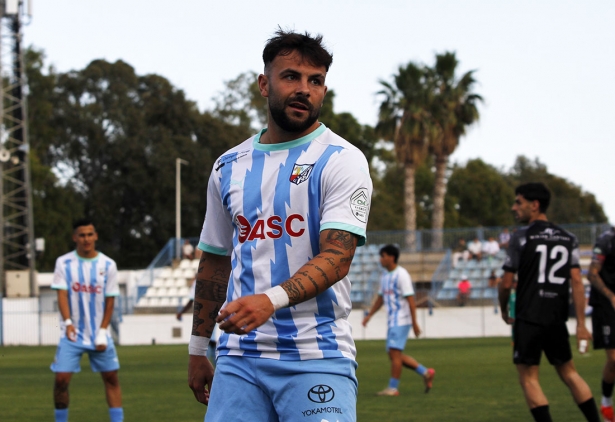 Pato, jugador del CF Motril, en un momento del encuentro ante el Churrriana CF (J. P. MARTÍNEZ)