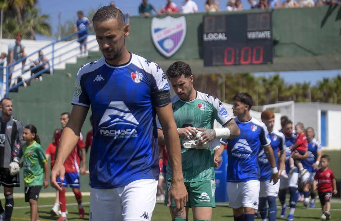 Álex Gálvez salta junto a sus compañeros al campo de juego de Torre del Mar (GP MEDIA)
