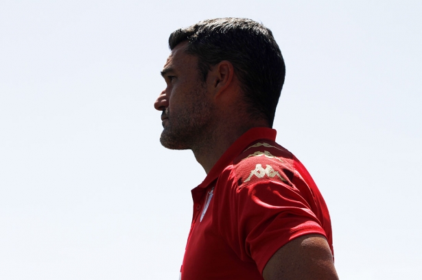Jorge Molina, entrenador del Arenas de Armilla, en el partido de Torre del Mar (J. P. MARTÍNEZ)