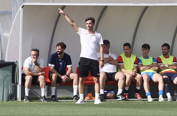 Julio Franco, entrenador del Vandalia de Peligros, durante el encuentro en la Ciudad Deportiva (GP MEDIA)