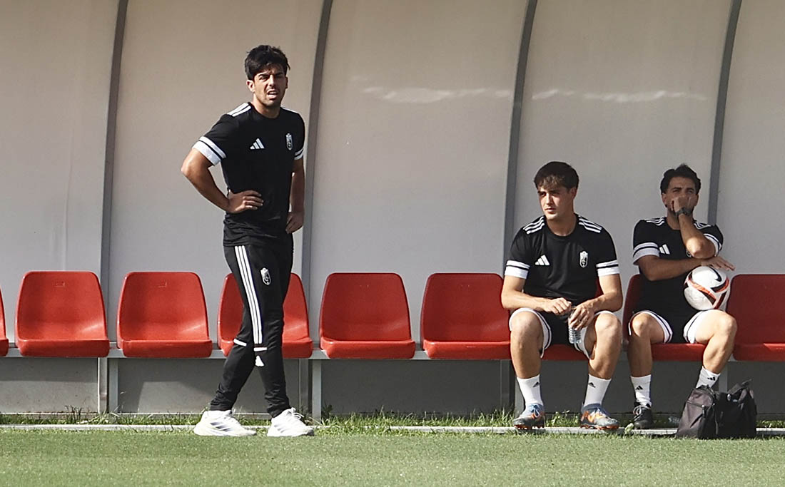 Adolfo Martínez, entrenador del Granada C, durante el duelo ante el Vandalia (GP MEDIA)