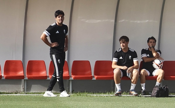 Adolfo Martínez, entrenador del Granada C, durante el duelo ante el Vandalia (GP MEDIA) Adolfo Martínez, entrenador del Granada C, durante el duelo ante el Vandalia (GP MEDIA)