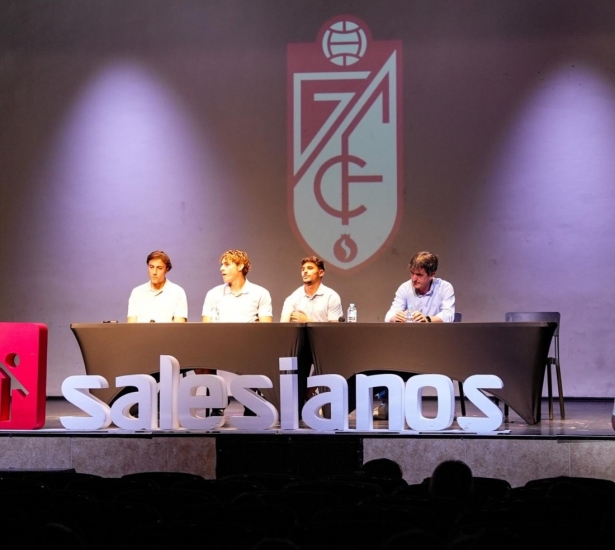 Un momento del acto con los niños (GRANADA CF) Un momento del acto con los niños (GRANADA CF)