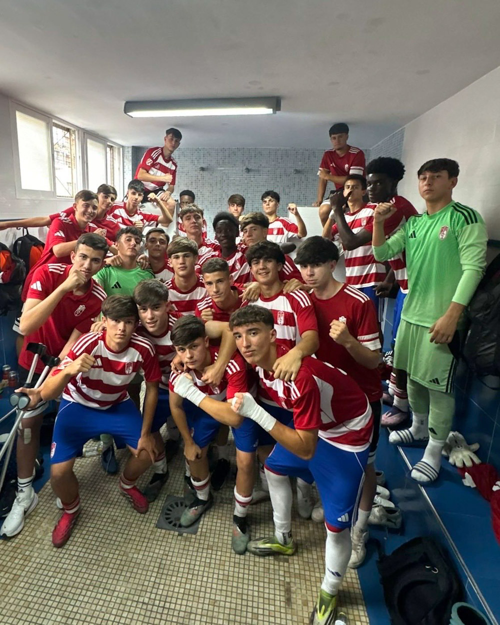 El Granada CF B celebra su campeonato (CANTERA NAZARÍ)