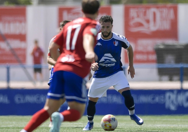 Migue Cobo, jugador del Arenas de Armilla, en una jugada en Torre del Mar (GP MEDIA)