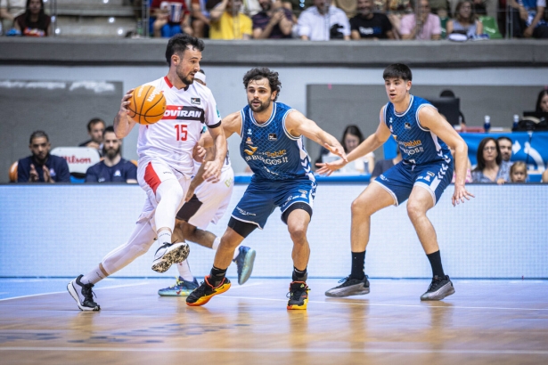 Lluís Costa juega en ataque (ACB PHOTO/ CINTIA CORTÉS) Lluís Costa juega en ataque (ACB PHOTO/ CINTIA CORTÉS)