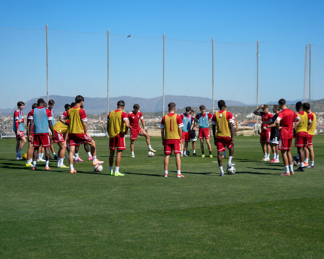 El Granada C preparando el partido en la Ciudad Deportiva (CANTERA NAZARÍ)