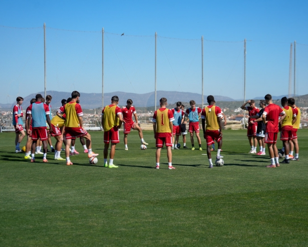 El Granada C preparando el partido en la Ciudad Deportiva (CANTERA NAZARÍ) El Granada C preparando el partido en la Ciudad Deportiva (CANTERA NAZARÍ)