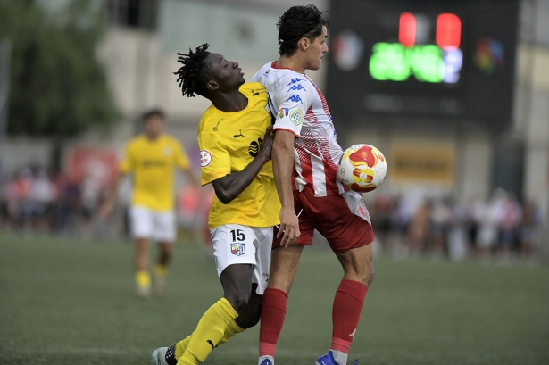 Bolivar intenta controlar el balón ante la presión de Samed (GP MEDIA)