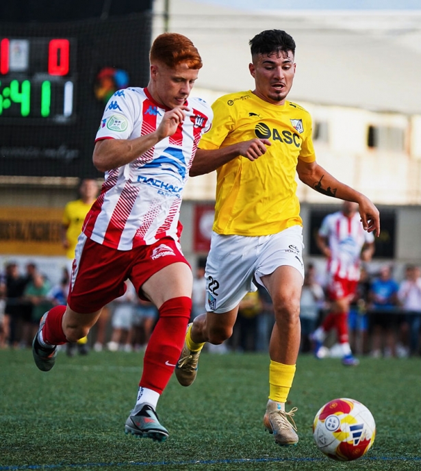 Nieto, jugador del CF Motril, pugna con Toro por un balón (CF MOTRIL)
