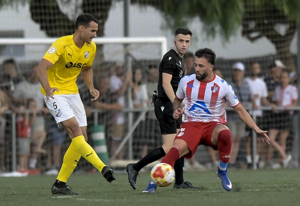 Darío de la Hoz, jugador del CF Motril, en un acción ante Migue Cobo (GP MEDIA)