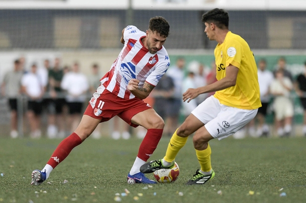 Salvatierra, jugador del Arenas de Armilla, en una acción del encuentro ante el CF Motril (GP MEDIA)