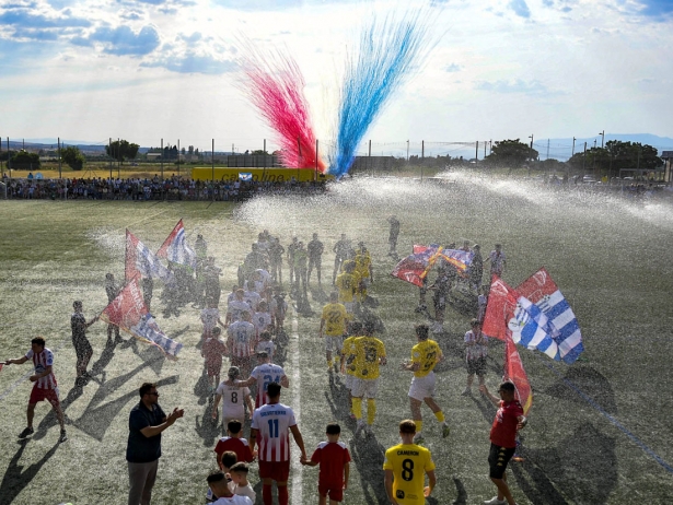 Colorida salida de los jugadores al campo en el partido de ida jugado en Armilla (GP MEDIA)