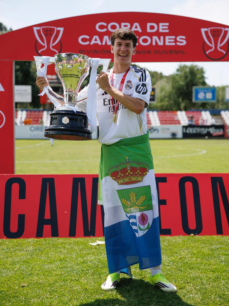 Javi Bailón celebra la Copa de Campeones con el Real Madrid 
