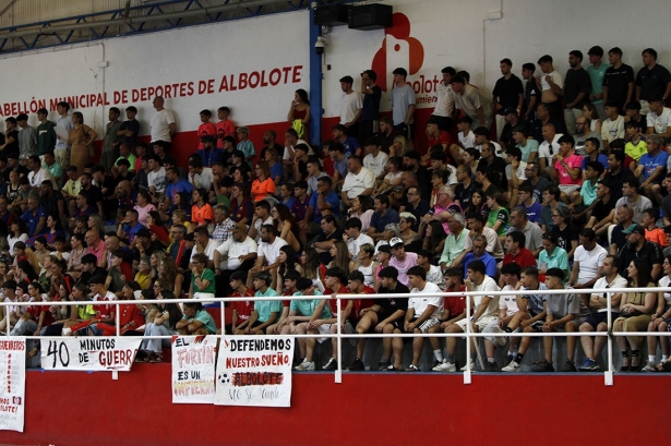 La afición estuvo animando al equipo (J. PALMA)