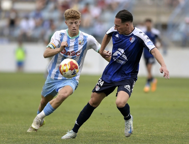 Migue García controla el balón ante la presencia de Cameron (GP MEDIA) Migue García controla el balón ante la presencia de Cameron (GP MEDIA)