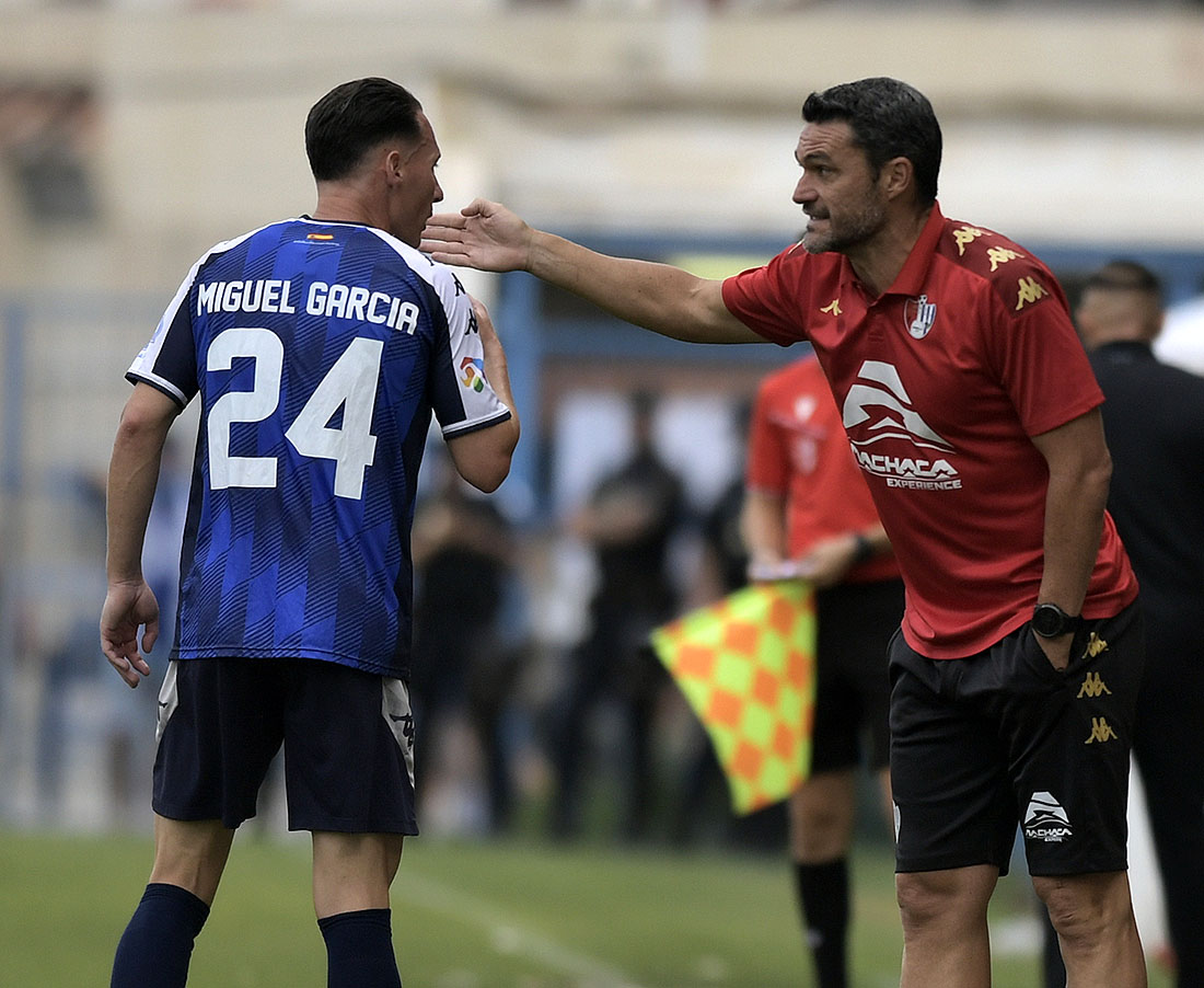 Jorge Molina, entrenador del Arenas de Armilla, da instrucciones a Migue García en Motril (GP MEDIA)